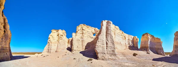 Mavi gökyüzüne karşı beyaz ve bej dikey kaya anıtları manzarası — Stok fotoğraf