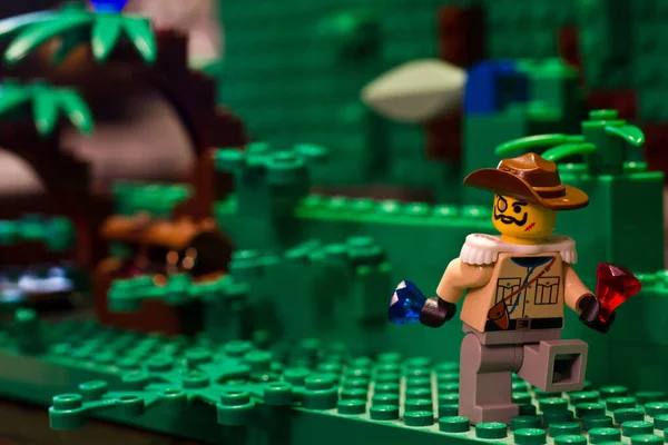 Lego ontdekkingsreiziger in een Lego jungle wildernis — Stockfoto