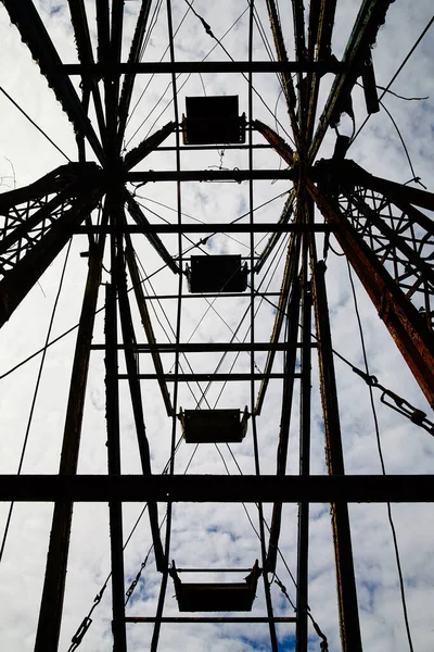 Worms eye view of a ferris wheel from the inside at an abandoned theme park — Stock Photo, Image