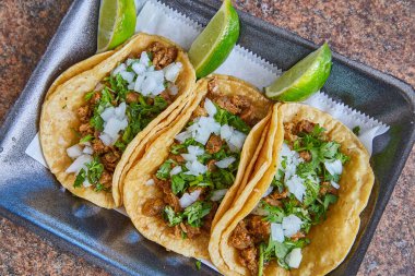Soğanlı, kişniş ve limonlu hakiki Meksika taco bifteği.
