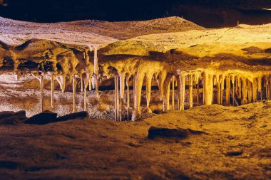 Dar mağara alanı ve sarkıt oluşumlarının ayrıntıları