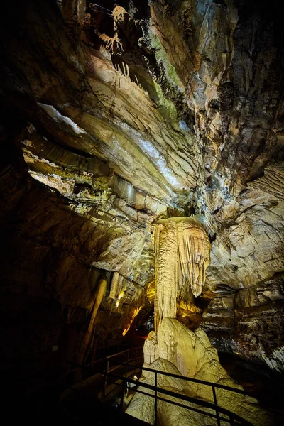 Cave formations on walkway underground with stalagmites and stalactites — Stock Photo, Image
