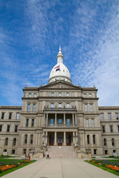 Photo centrée du palais de justice de Lansing avec rotonde blanche — Photo