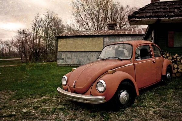 Vintage foto med dämpade färger av en gammal VW skalbagge med ett hem och träd i bakgrunden — Stockfoto