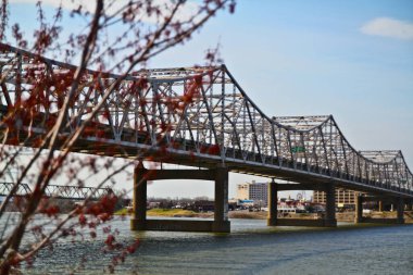 Çelik köprü Louisville 'in dışındaki büyük bir nehrin üzerinden geçiyor.