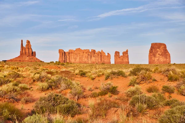 Arizona Anıt Vadisi 'ndeki büyük kırmızı kaya dikilitaşları. — Stok fotoğraf