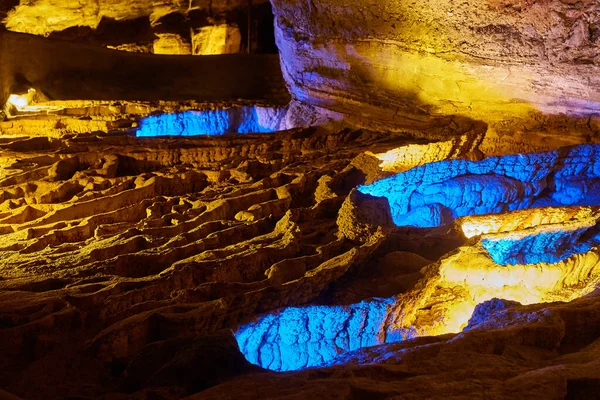 Підземні деталі печери з помаранчевим і синім світлом — стокове фото