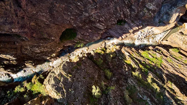 Vista verso il basso nel canyon con il fiume in fondo — Foto Stock
