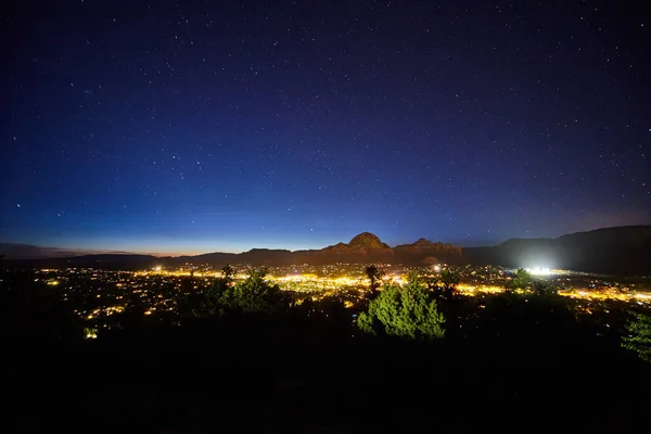 Noční krajina Sedona Arizona v noci s hvězdami — Stock fotografie