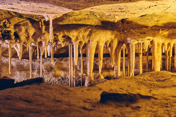 Close-up de caverna na américa do centro-oeste com formações rochosas de estalactites — Fotografia de Stock