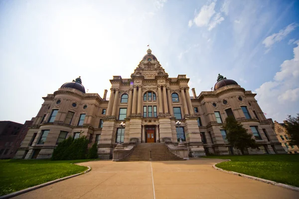 Evansville Indiana 'daki ünlü eski bir binanın balık bakışı görüntüsü.
