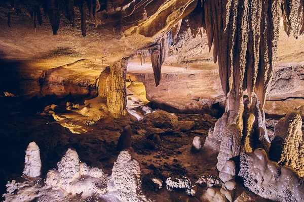 Kentucky środkowo-zachodnie formacje jaskiń podziemnych stalagmity i stalaktyty — Zdjęcie stockowe