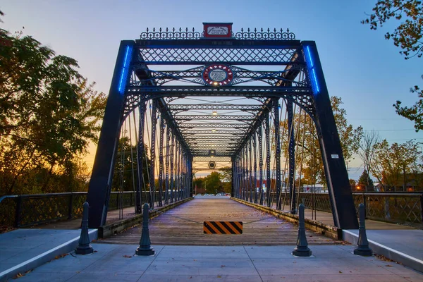 Antiguo puente de metal caminando al atardecer con luces azules —  Fotos de Stock