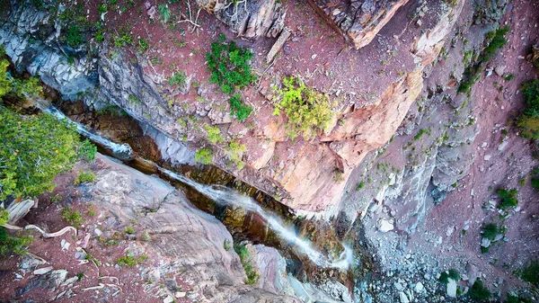 Cachoeira alta no desfiladeiro caindo da borda do penhasco de vista muito superior — Fotografia de Stock