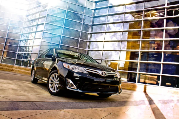 Toyota Camry v městském prostředí s prosklenou budovou v pozadí — Stock fotografie