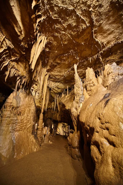 Ścieżka jaskiniowa ze stalagmitami i stalaktytami — Zdjęcie stockowe