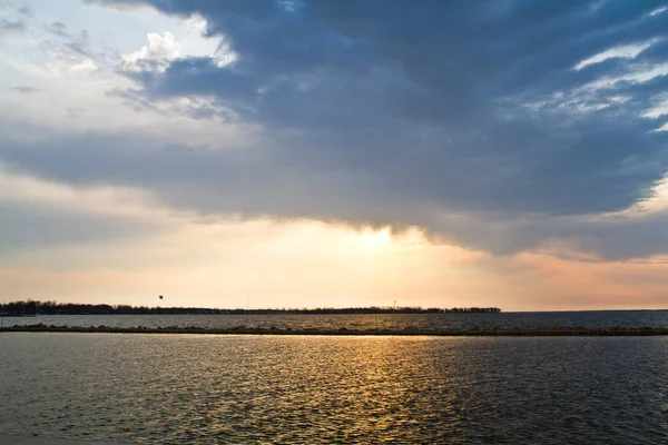 Озеро на закате — стоковое фото