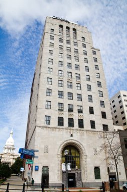 Lansing 'de beyaz bulutlu gökyüzü olan büyük beyaz mermer bir bina.