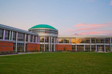 Gün batımında birçok penceresi olan büyük bina