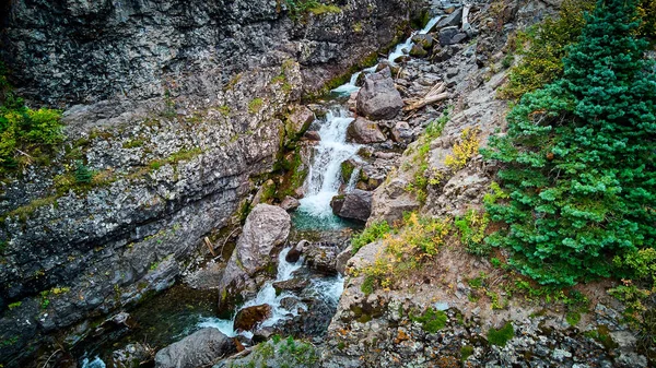 Vízesések csöpög le keskeny kanyon szürke szikla — Stock Fotó