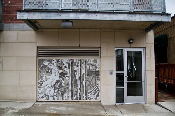 Mural estilizado ubicado en un edificio urbano con una cubierta y un callejón — Foto de Stock