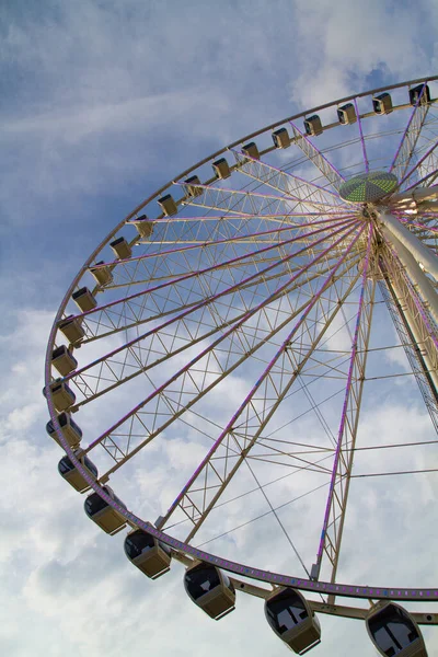 Червяки смотрят на колесо обозрения, тянущееся в небо — стоковое фото