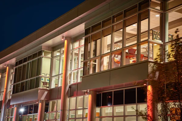 Okna noclehárny v Indiana Tech se v noci rozsvítila — Stock fotografie
