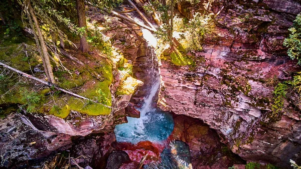 Schließen Sie die Ansicht der geheimen magischen Wasserfall schneiden durch Felsen in der Schlucht mit einer Schicht Moos auf der Oberfläche — Stockfoto