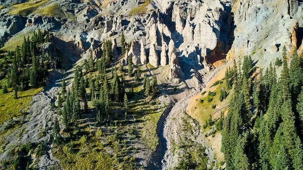 Avvicinamento del versante montano con pilastri di roccia e pini — Foto Stock