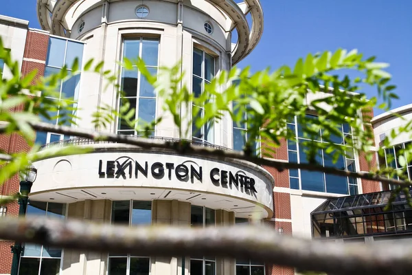 Lexington Center bygningen gennem en filial og forlader - Stock-foto