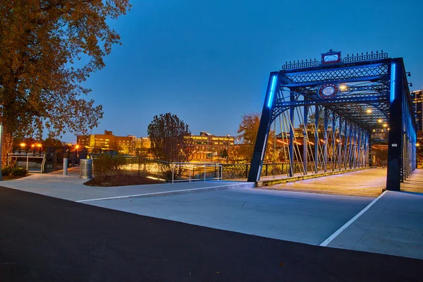 Paseo marítimo en el centro con puente de metal al atardecer o al amanecer — Foto de Stock