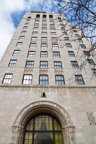 Foto centrada de um grande edifício branco em Lansing — Fotografia de Stock