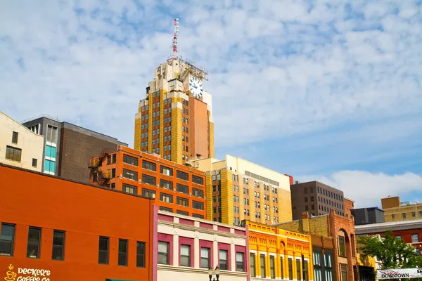 Colorful Lansing downtown storefronts and skyscraper — Stock Photo, Image