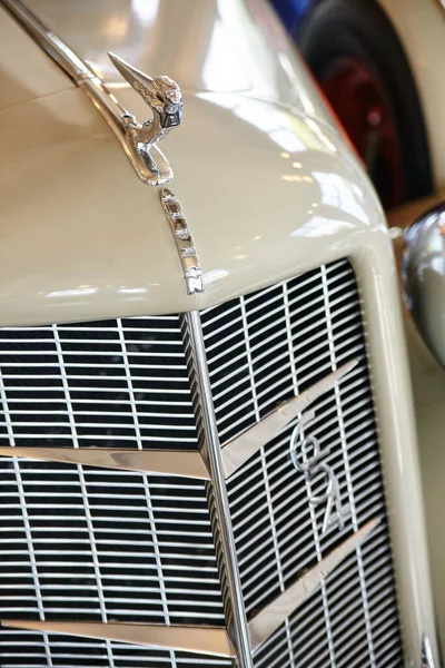 Close-up de um carro branco antigo com uma grade duesenberg — Fotografia de Stock