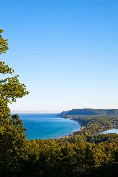 Вид сверху на озеро, окруженное пляжами и деревьями — стоковое фото