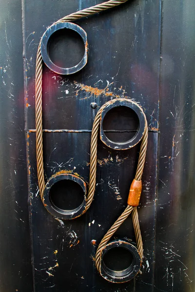 Ржавые и хорошо изношенные кабели переплетаются между шкивами для Теннесси Скай Лифт — стоковое фото