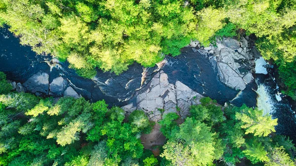 Aerea guardando dritto verso il basso sopra maestoso fiume con cascate e lussureggiante foresta verde — Foto Stock