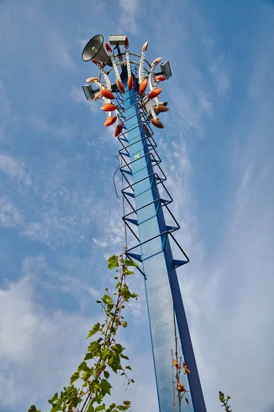 Abandoned theme park death drop with vines growing up the lines — Stock Photo, Image