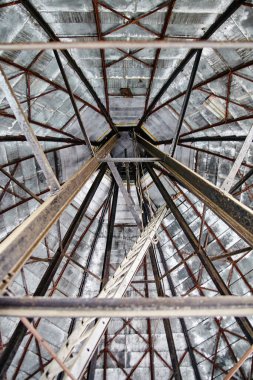 Solucanlar kulenin içini görüyor. Sütunların yukarı doğru yükseldiğini görüyor.