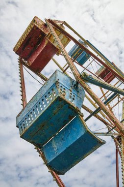 Eski bir tema parkında terk edilmiş bir dönme dolaba solucan bakışı.