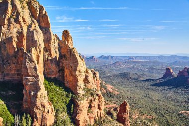 Çölde yeşil tarlalı kırmızı dağ sütunları