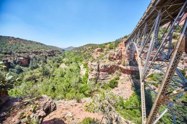 Çöl dağlarındaki kanyon boyunca büyük çelik köprü.
