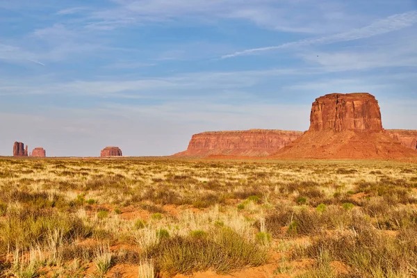 Monumento valle grandes pilares de roca roja en el desierto — Foto de Stock