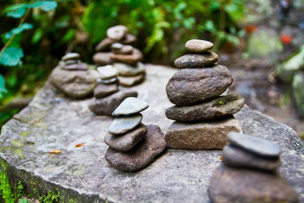 Idealnie ułożone posągi skalne na szczycie innej skały — Zdjęcie stockowe