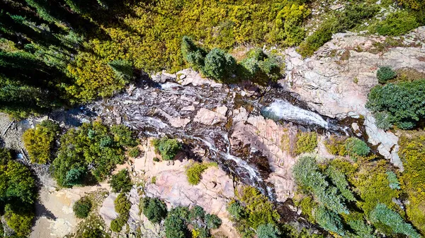 Vista aerea guardando giù a cascate gemelle nelle rocce con alberi sparsi — Foto Stock