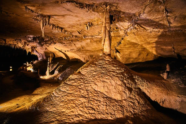 Formações de cavernas em Kentucky luz amarela — Fotografia de Stock