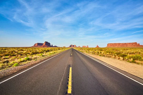 Leere Straßenlandschaft in der Wüste Monument Valley — Stockfoto