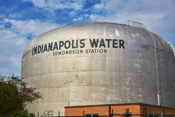 Edmonson İstasyonu 'nun yanında kırmızı tuğla bina bulunan gri bir su arıtma tesisi. — Stok fotoğraf