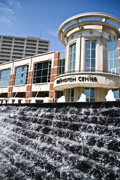 Vodopád před bílou budovou zvanou Lexington Center — Stock fotografie