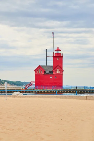 Veduta del faro rosso del Michigan con spiagge sabbiose e ringhiera blu — Foto Stock